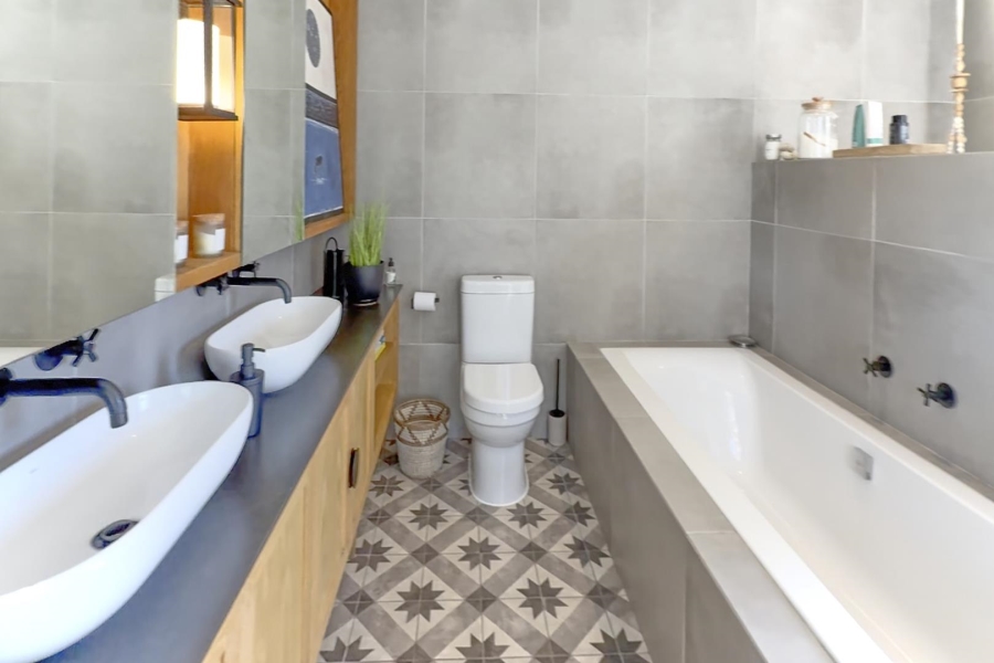 5 Bedroom Property for Sale in Flamingo Vlei Western Cape
